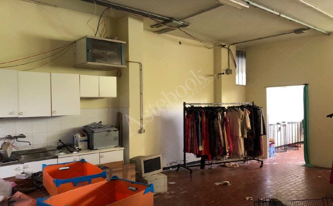 Capannone industriale con uffici e ampia area cortilizia esclusiva in Terranuova Bracciolini 