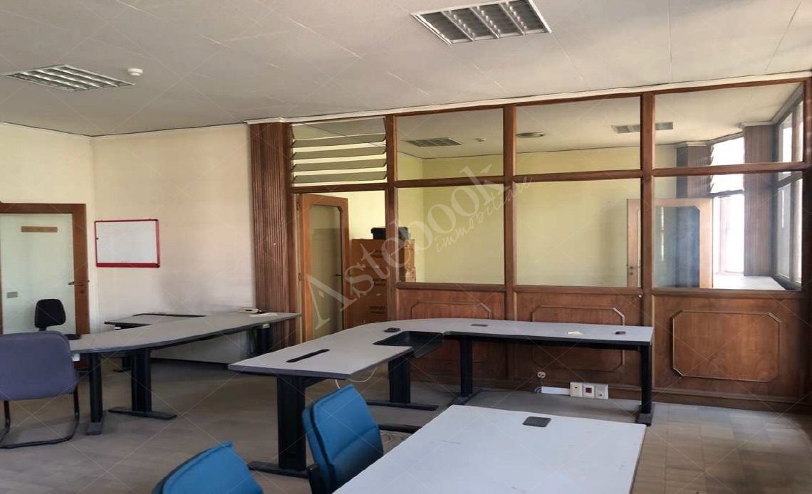 Capannone industriale con uffici e ampia area cortilizia esclusiva in Terranuova Bracciolini 