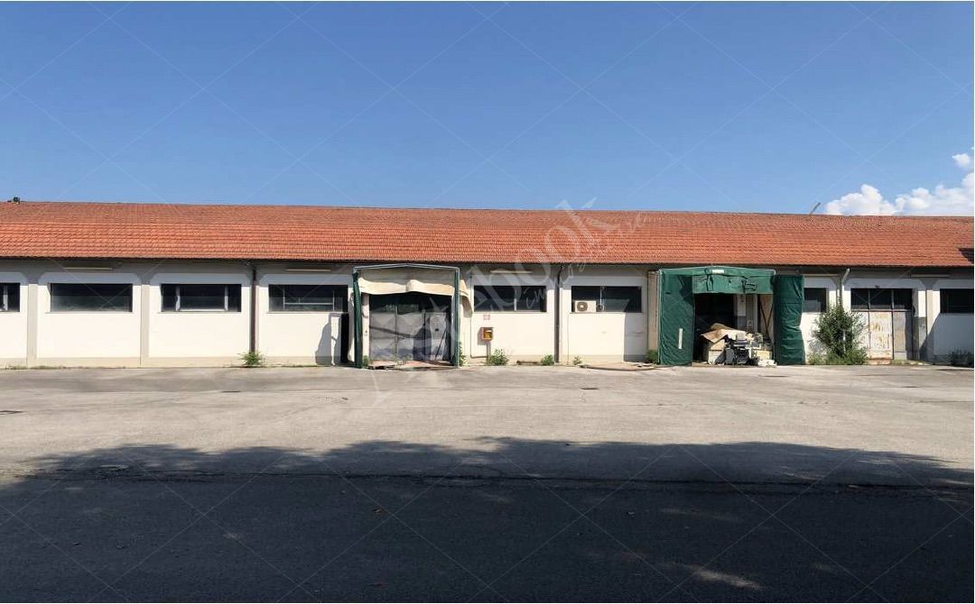 Capannone industriale con uffici e ampia area cortilizia esclusiva in Terranuova Bracciolini 