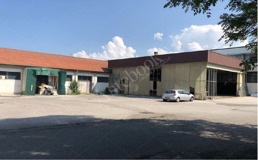 Capannone industriale con uffici e ampia area cortilizia esclusiva in Terranuova Bracciolini 