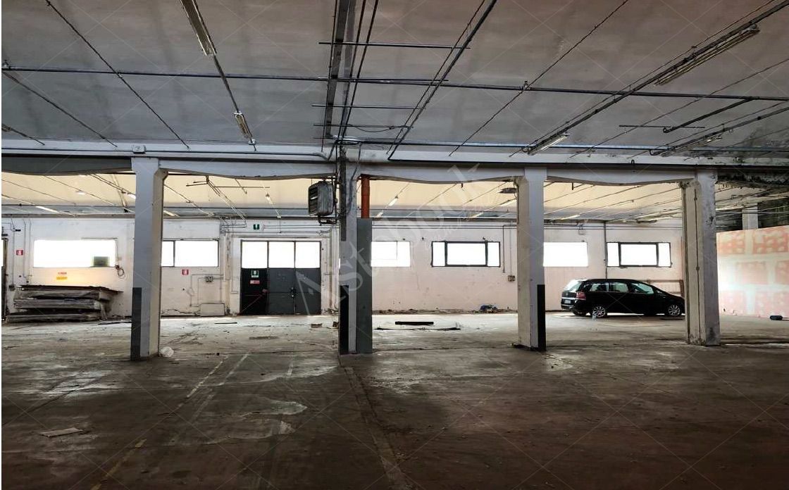 Capannone industriale con uffici e ampia area cortilizia esclusiva in Terranuova Bracciolini 