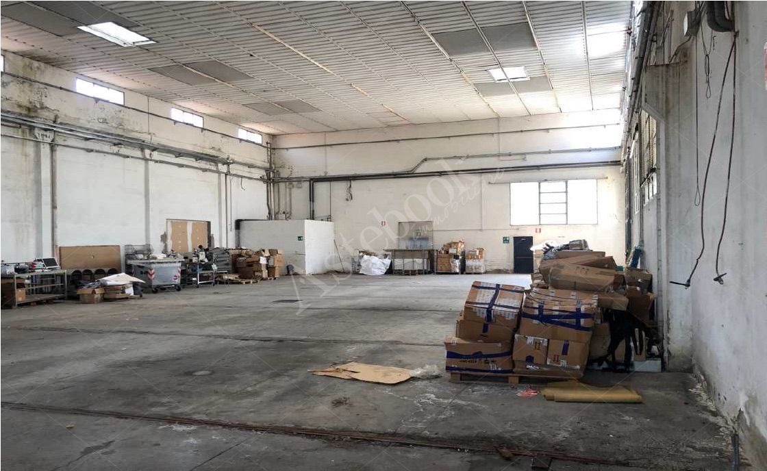 Capannone industriale con uffici e ampia area cortilizia esclusiva in Terranuova Bracciolini 