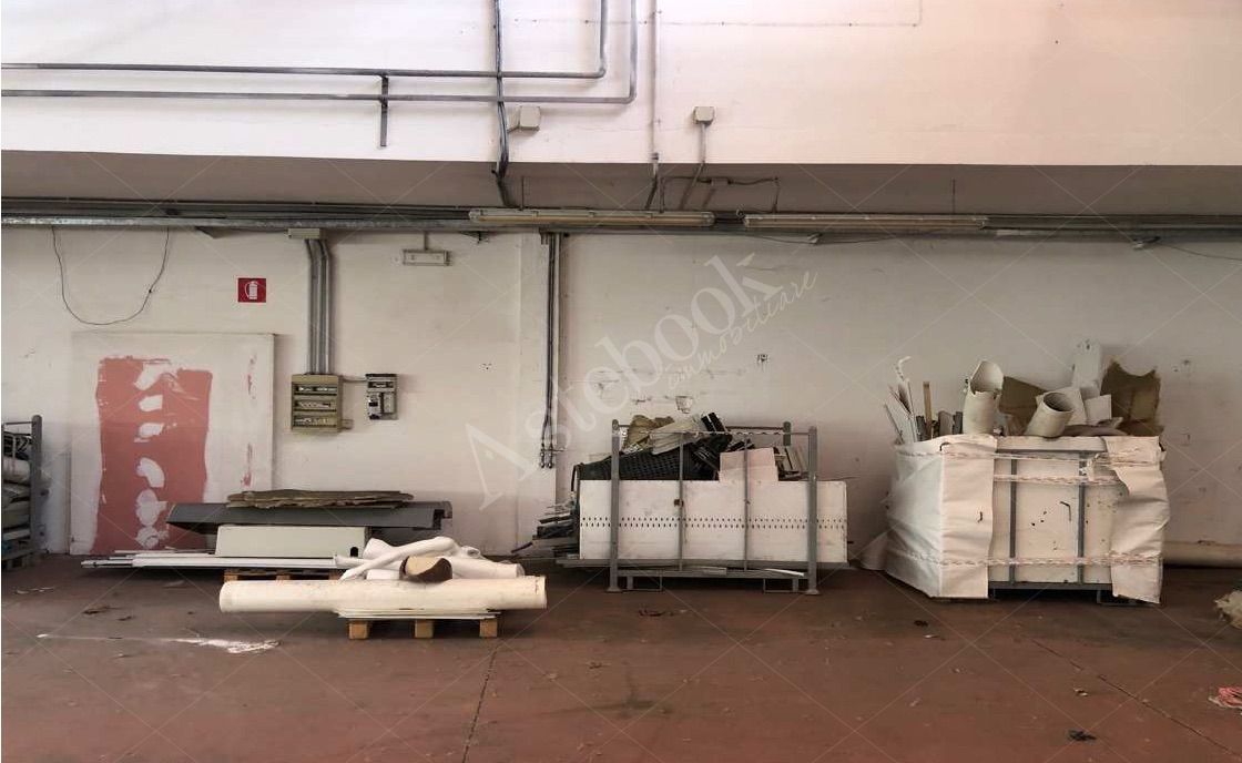 Capannone industriale con uffici e ampia area cortilizia esclusiva in Terranuova Bracciolini 