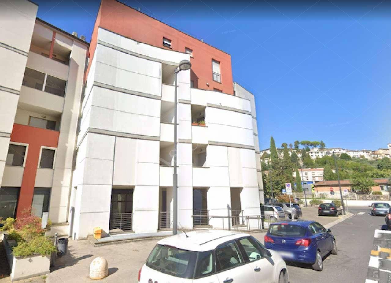 Locale commerciale al piano terra in Signa