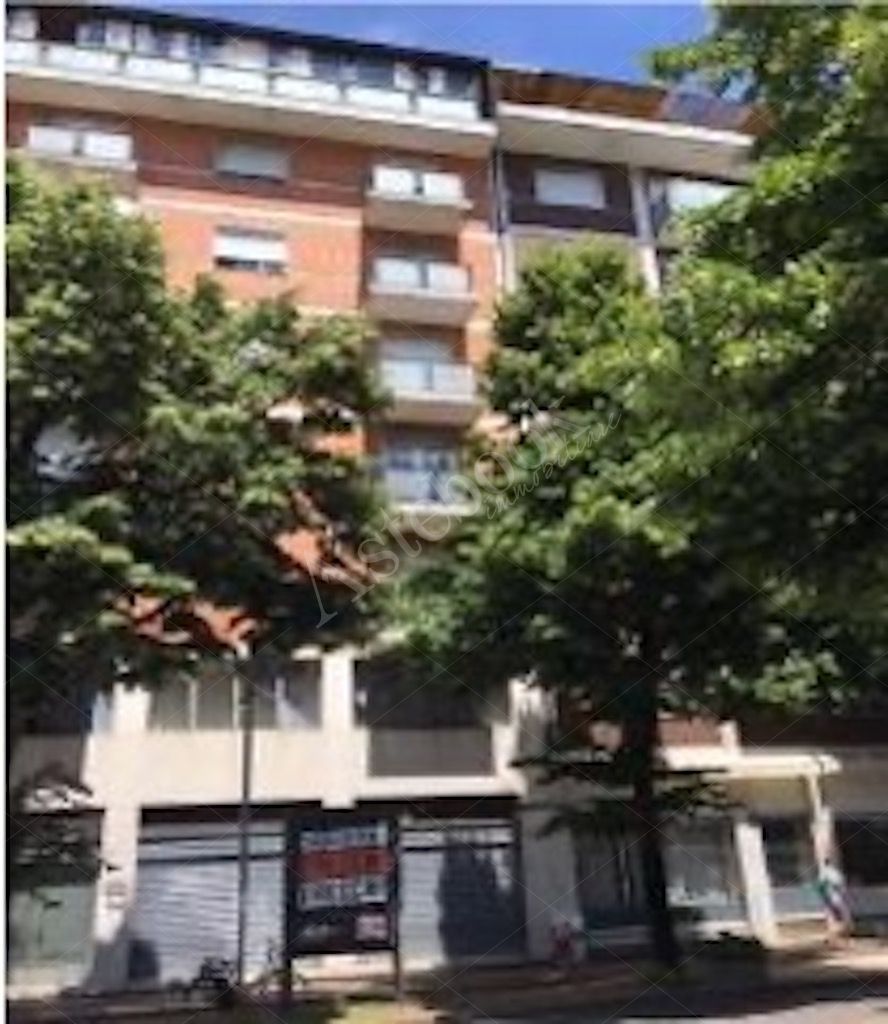 Complesso immobiliare a destinazione sanitaria al primo piano con locali accessori in Udine