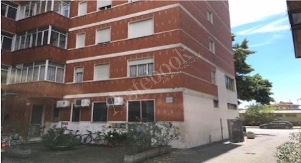 Complesso immobiliare a destinazione sanitaria al primo piano con locali accessori in Udine