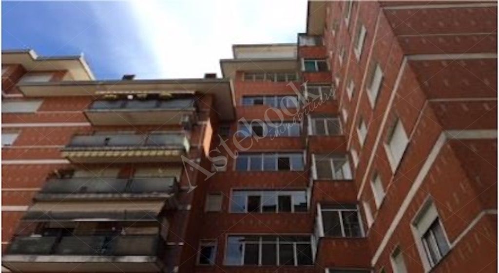 Complesso immobiliare a destinazione sanitaria al primo piano con locali accessori in Udine
