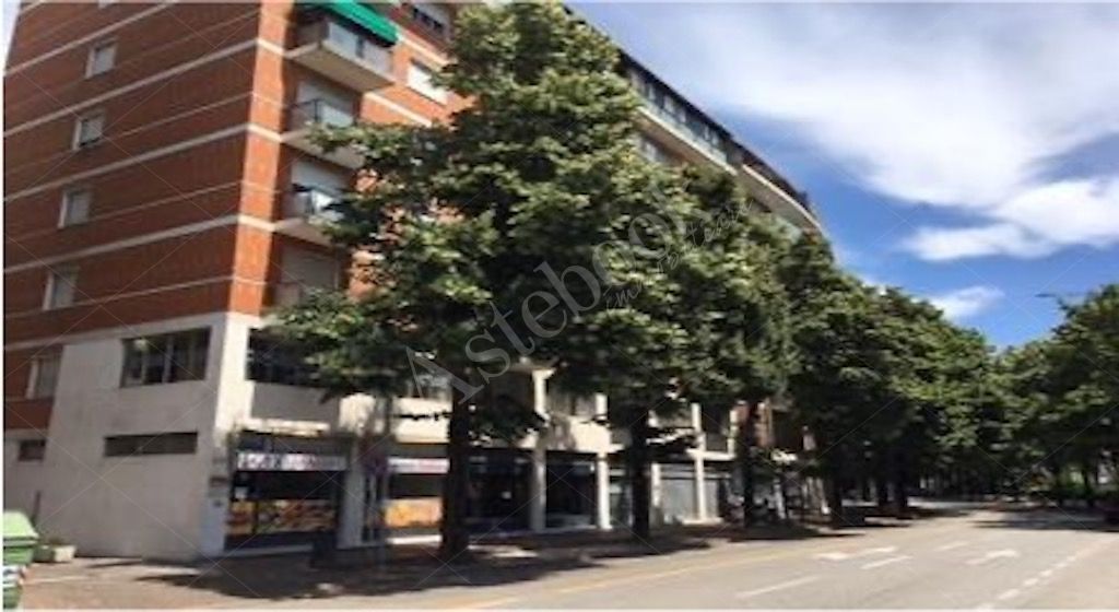 Complesso immobiliare a destinazione sanitaria al primo piano con locali accessori in Udine