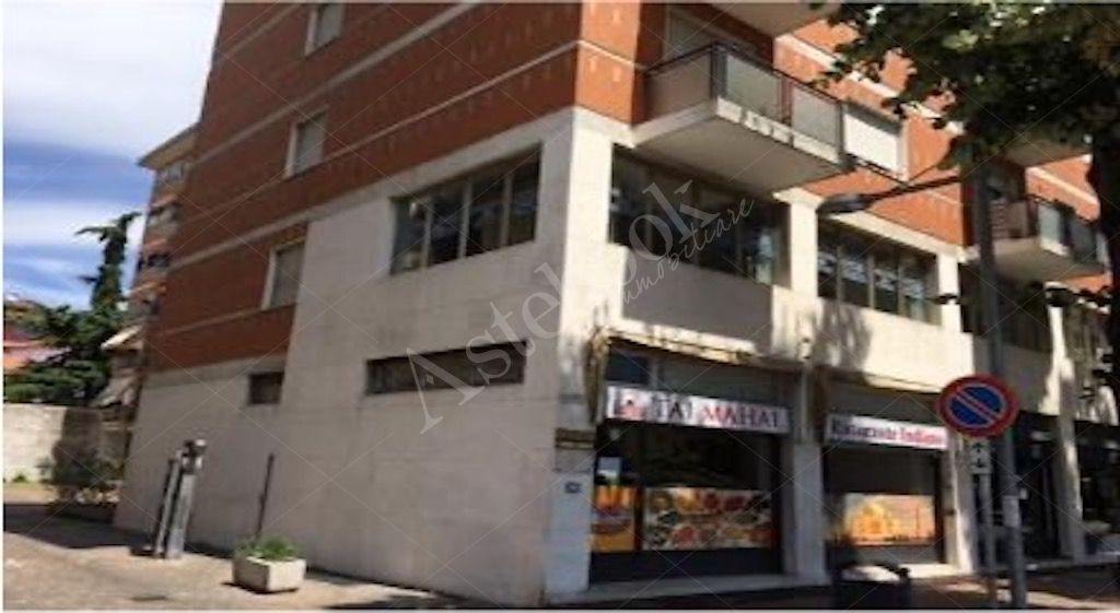 Complesso immobiliare a destinazione sanitaria al primo piano con locali accessori in Udine