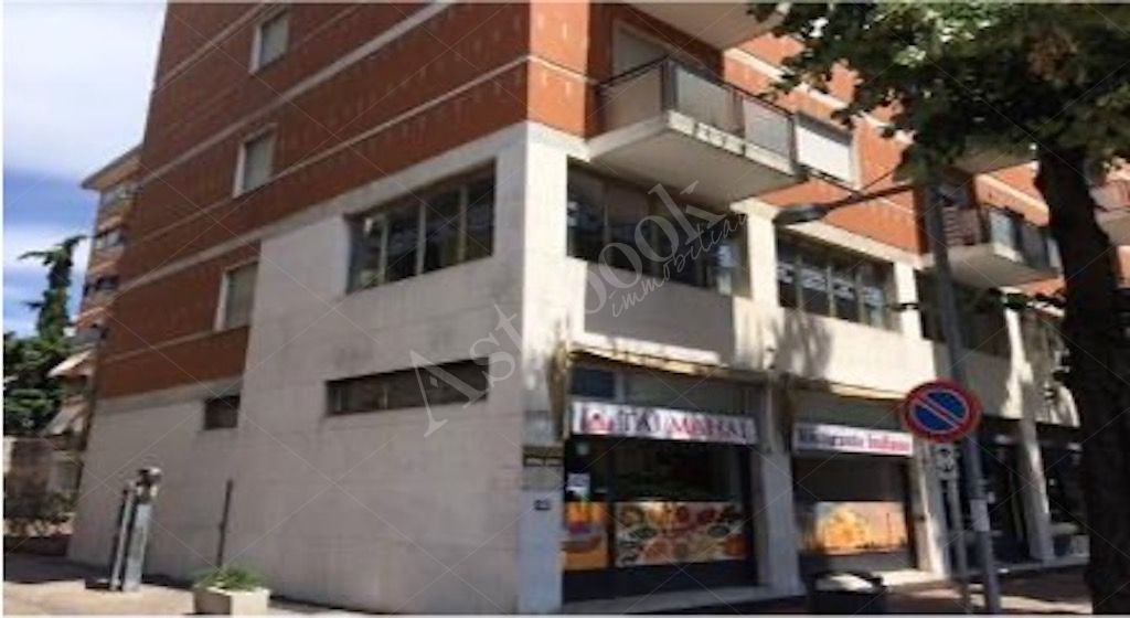 Complesso immobiliare a destinazione sanitaria al primo piano con locali accessori in Udine