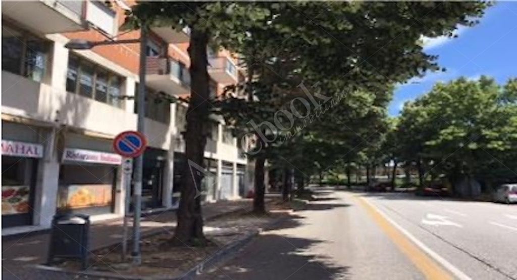 Complesso immobiliare a destinazione sanitaria al primo piano con locali accessori in Udine