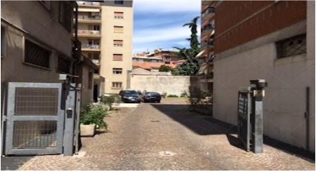 Complesso immobiliare a destinazione sanitaria al primo piano con locali accessori in Udine