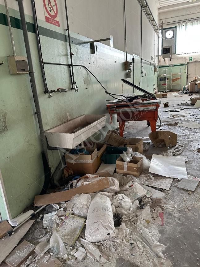 Porzione di complesso artigianale con area pertinenziale in Recanati