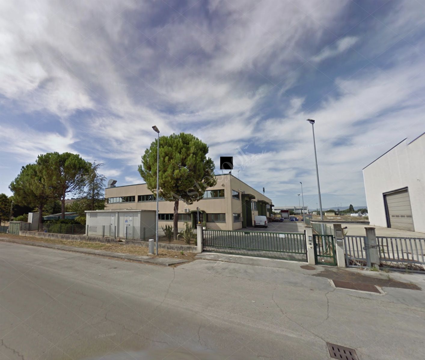 Porzione di complesso artigianale con area pertinenziale in Recanati