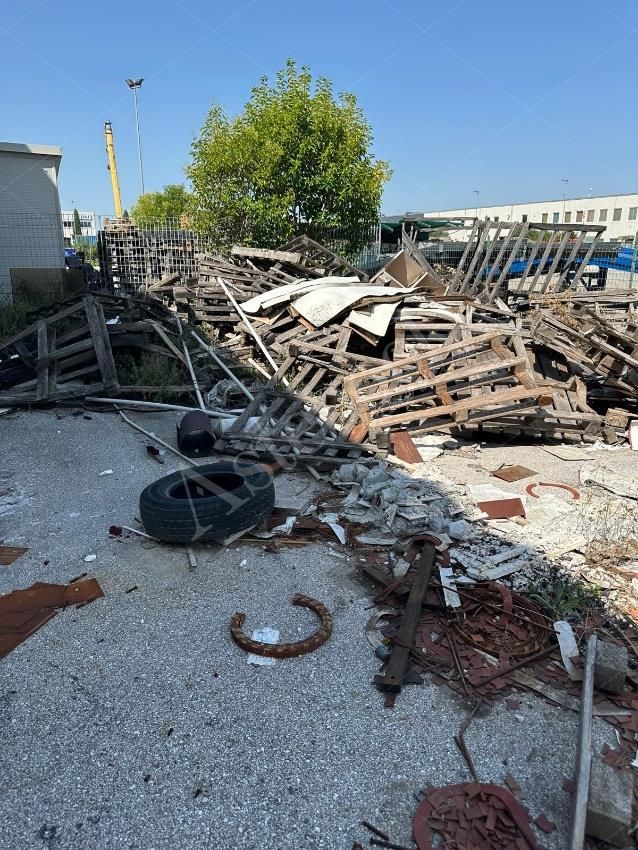 Porzione di complesso artigianale con area pertinenziale in Recanati