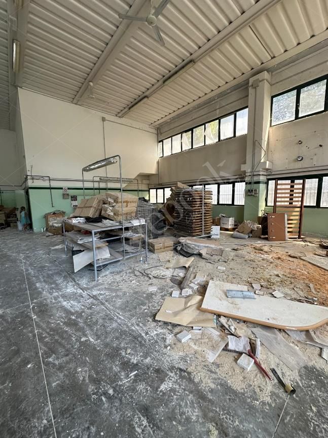 Porzione di complesso artigianale con area pertinenziale in Recanati