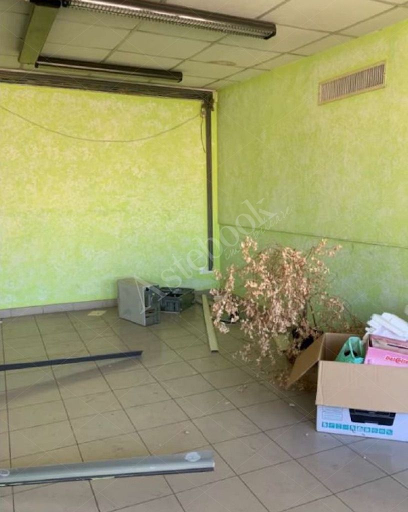 Capannone industriale con uffici e locali di servizio in Roma 