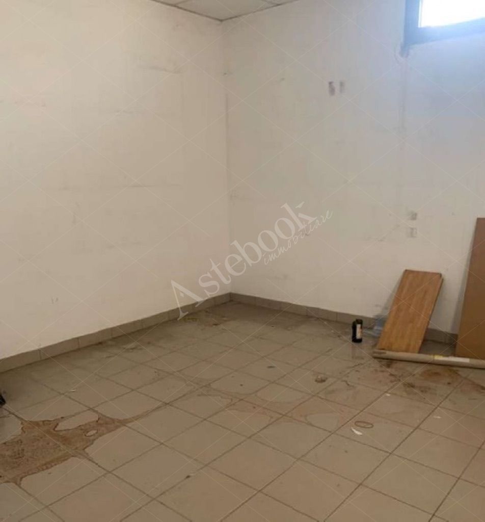 Capannone industriale con uffici e locali di servizio in Roma 