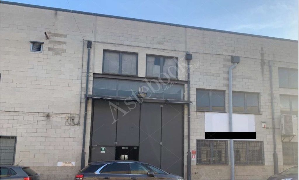 Capannone industriale con uffici e locali di servizio in Roma 
