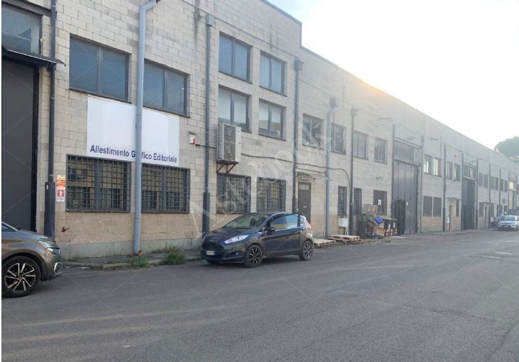 Capannone industriale con uffici e locali di servizio in Roma 