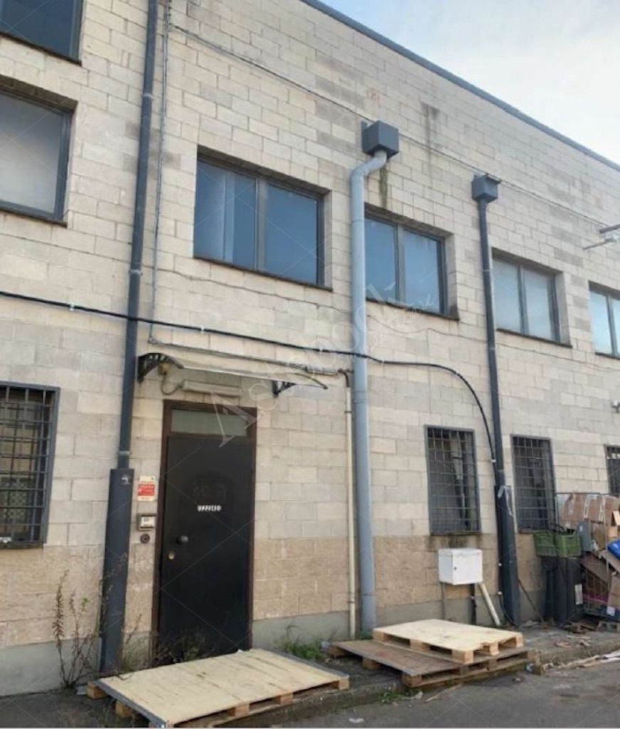 Capannone industriale con uffici e locali di servizio in Roma 