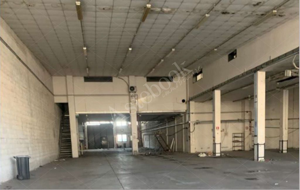 Capannone industriale con uffici e locali di servizio in Roma 
