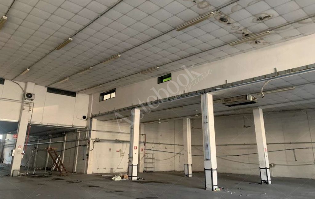 Capannone industriale con uffici e locali di servizio in Roma 
