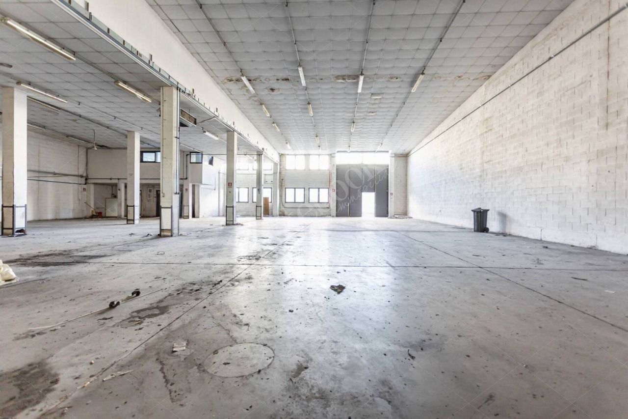 Capannone industriale con uffici e locali di servizio in Roma 