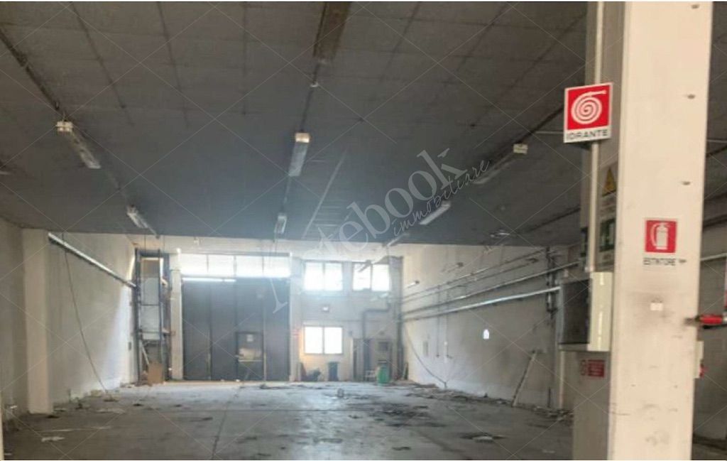 Capannone industriale con uffici e locali di servizio in Roma 