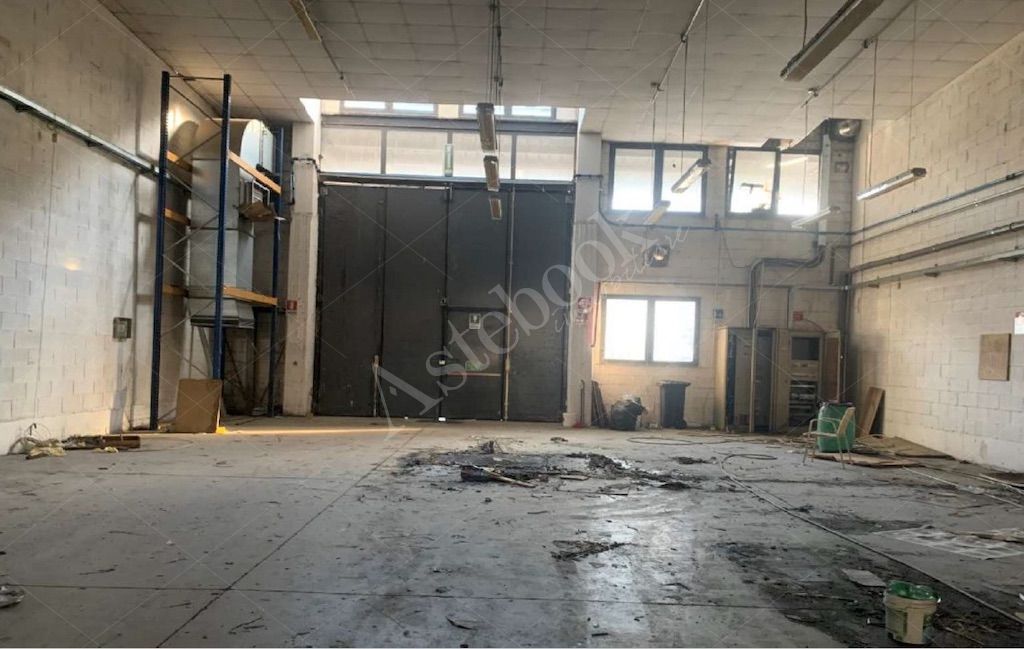 Capannone industriale con uffici e locali di servizio in Roma 