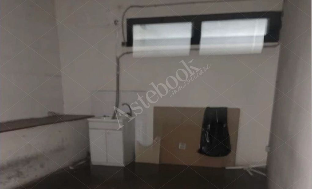 Capannone industriale con uffici e locali di servizio in Roma 