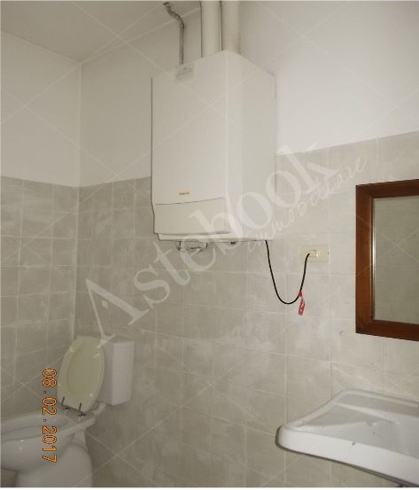 Porzione di capannone artigianale con uffici e servizi in Ravenna