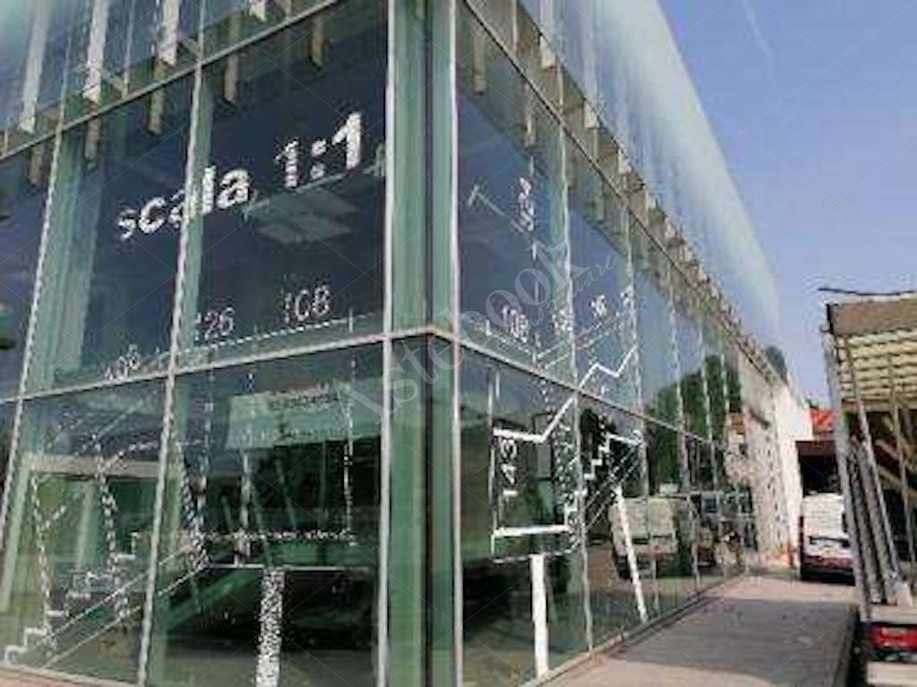 Complesso commerciale e artigianale con spazi espositivi, uffici e magazzini in Viareggio