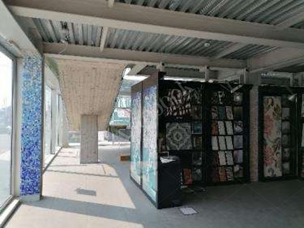 Complesso commerciale e artigianale con spazi espositivi, uffici e magazzini in Viareggio