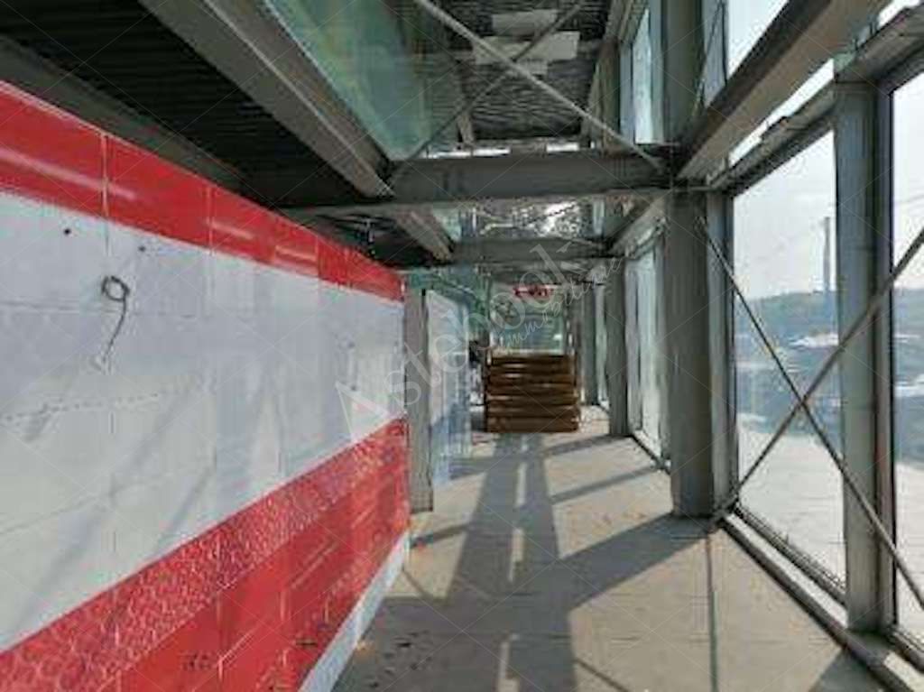 Complesso commerciale e artigianale con spazi espositivi, uffici e magazzini in Viareggio