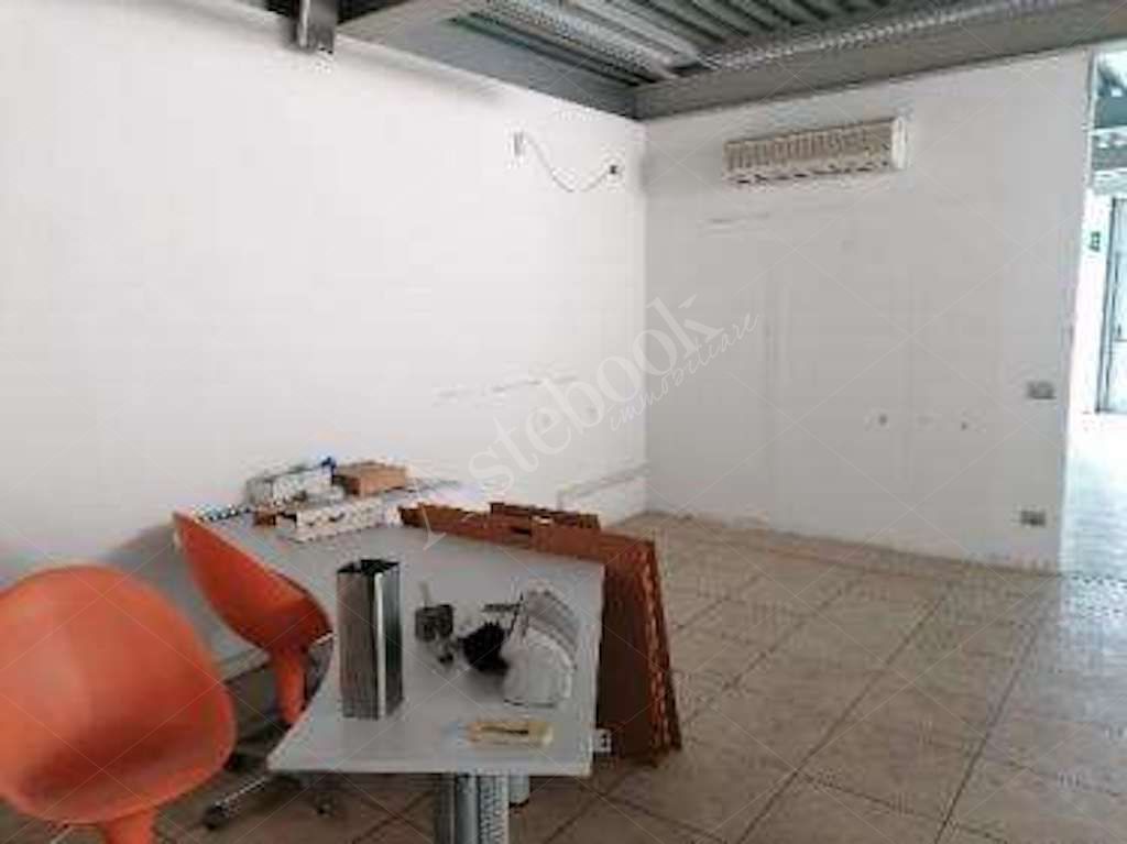 Complesso commerciale e artigianale con spazi espositivi, uffici e magazzini in Viareggio