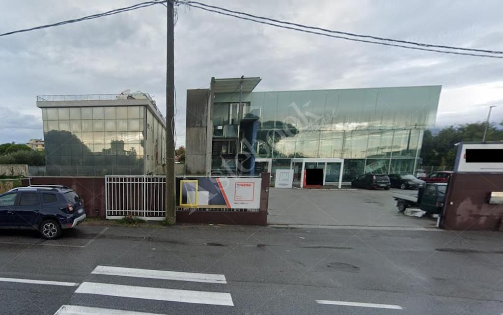 Complesso commerciale e artigianale con spazi espositivi, uffici e magazzini in Viareggio