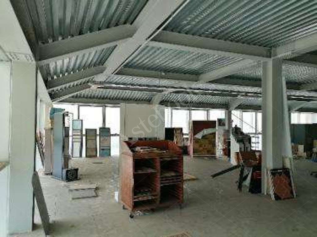 Complesso commerciale e artigianale con spazi espositivi, uffici e magazzini in Viareggio