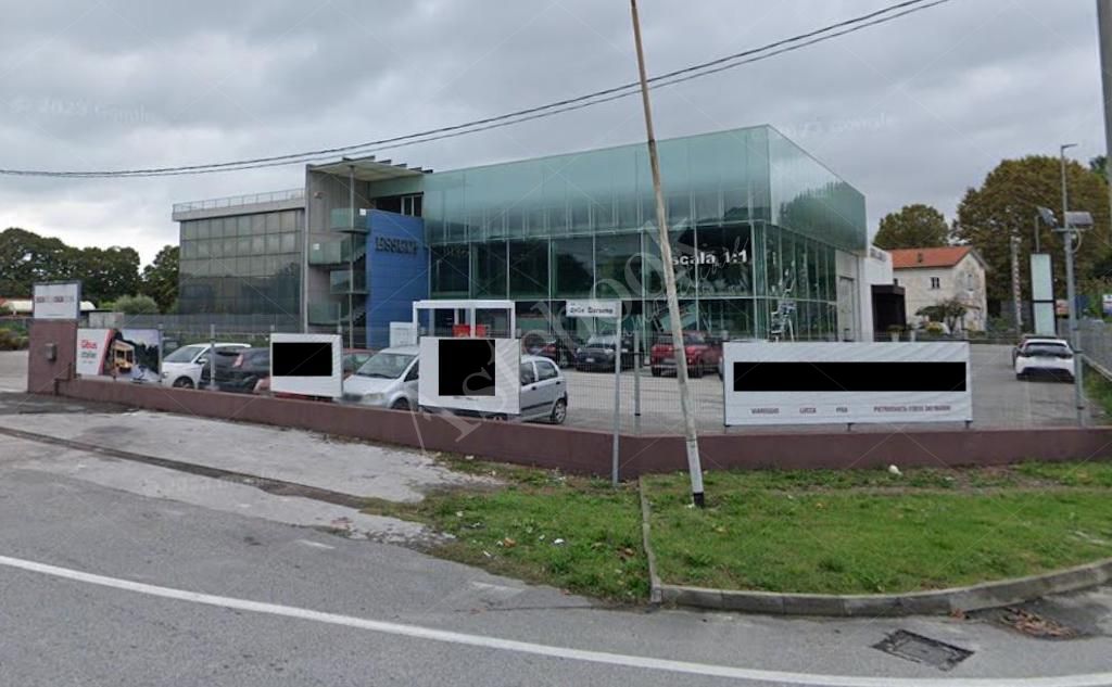 Complesso commerciale e artigianale con spazi espositivi, uffici e magazzini in Viareggio