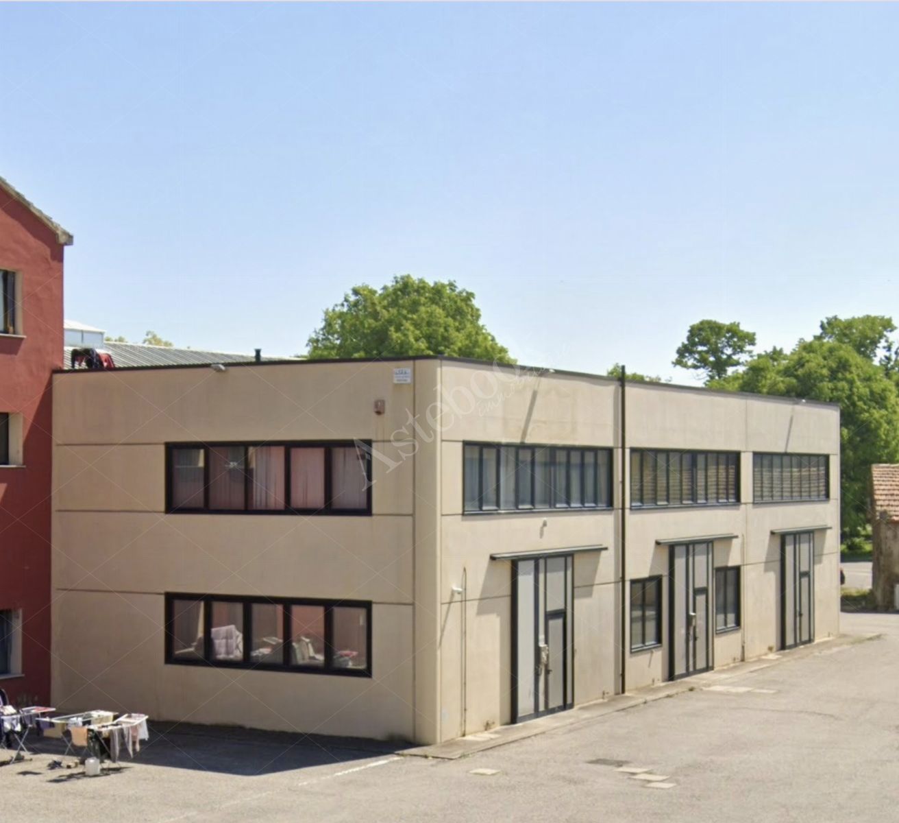 Porzione di capannone composto da magazzino, uffici e area pertinenziale in Ferrara