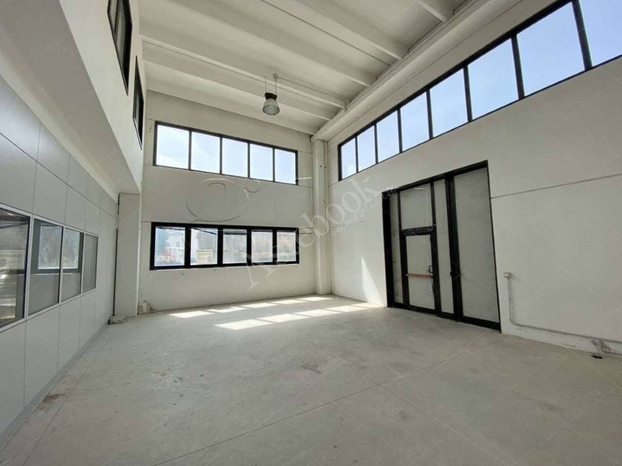 Porzione di capannone composto da magazzino, uffici e area pertinenziale in Ferrara