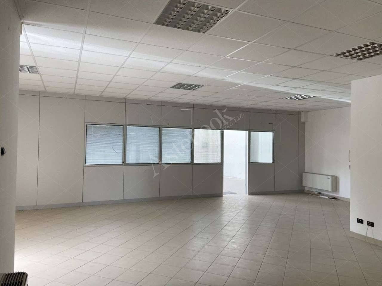 Porzione di capannone composto da magazzino, uffici e area pertinenziale in Ferrara