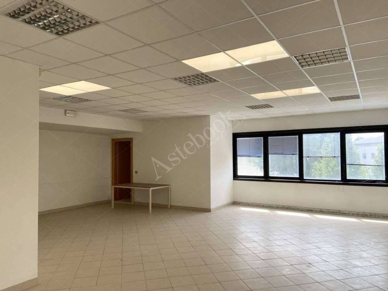 Porzione di capannone composto da magazzino, uffici e area pertinenziale in Ferrara