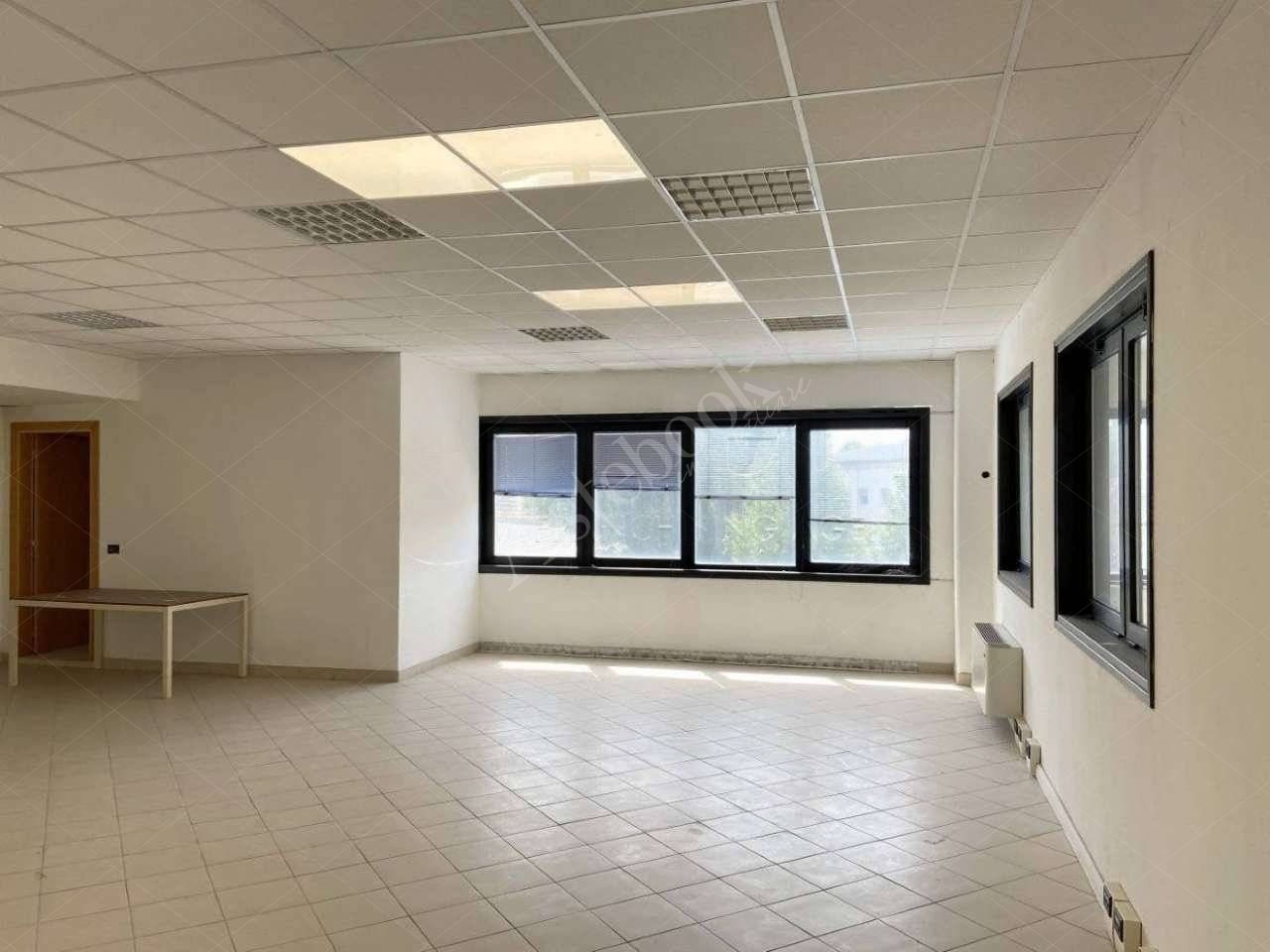 Porzione di capannone composto da magazzino, uffici e area pertinenziale in Ferrara