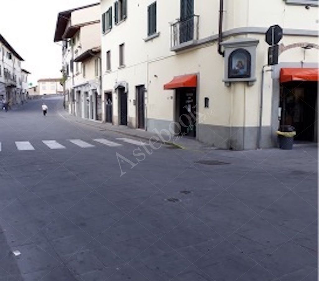 Locale commerciale su due livelli in Campi Bisenzio