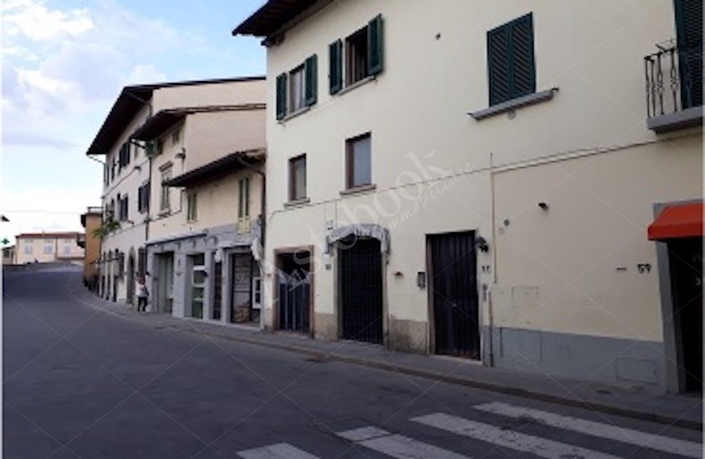 Locale commerciale su due livelli in Campi Bisenzio