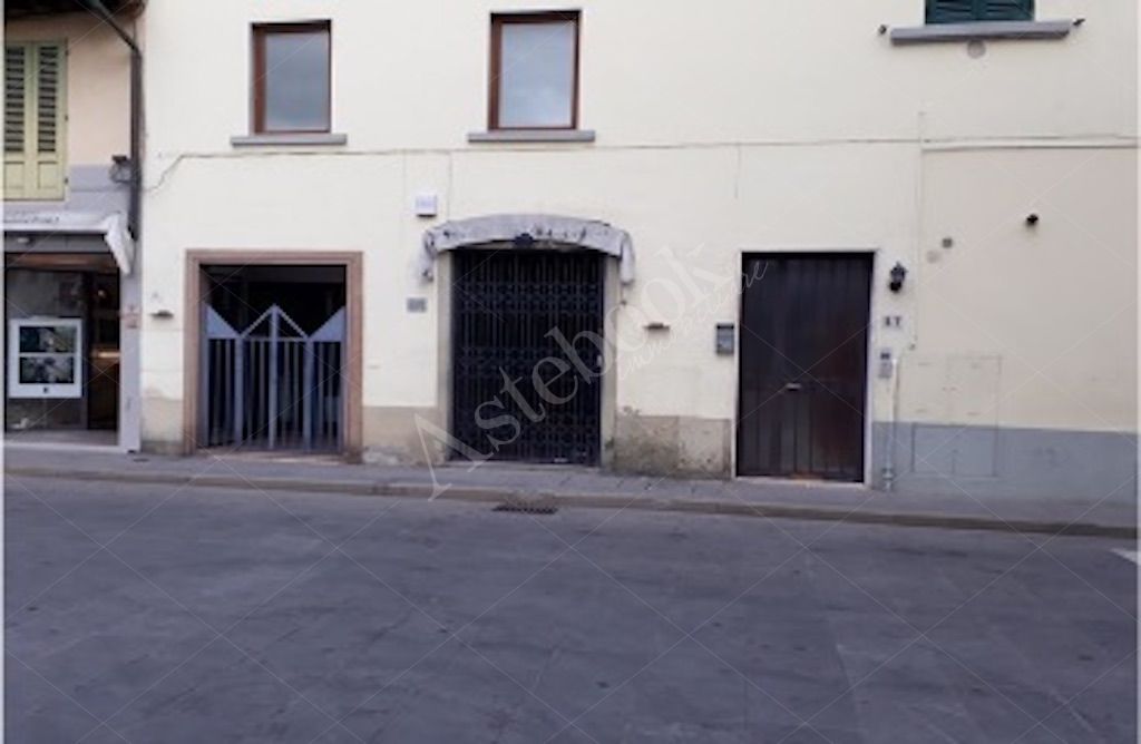 Locale commerciale su due livelli in Campi Bisenzio