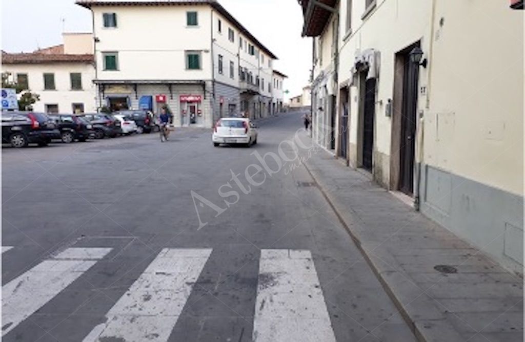 Locale commerciale su due livelli in Campi Bisenzio
