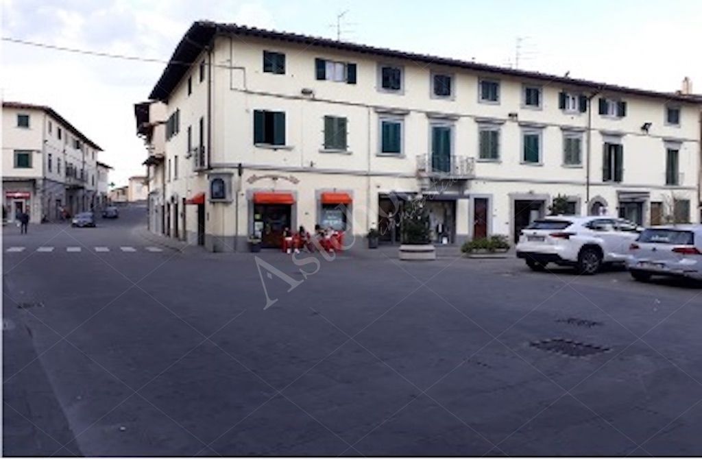 Locale commerciale su due livelli in Campi Bisenzio