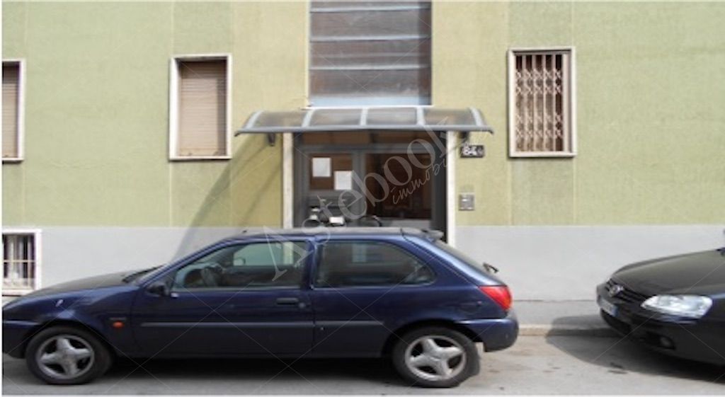 Laboratorio artigianale al piano seminterrato con cortile esclusivo in Milano